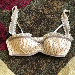 Like new! Nude ruffled bra with taupe polka dots, perfect condition.